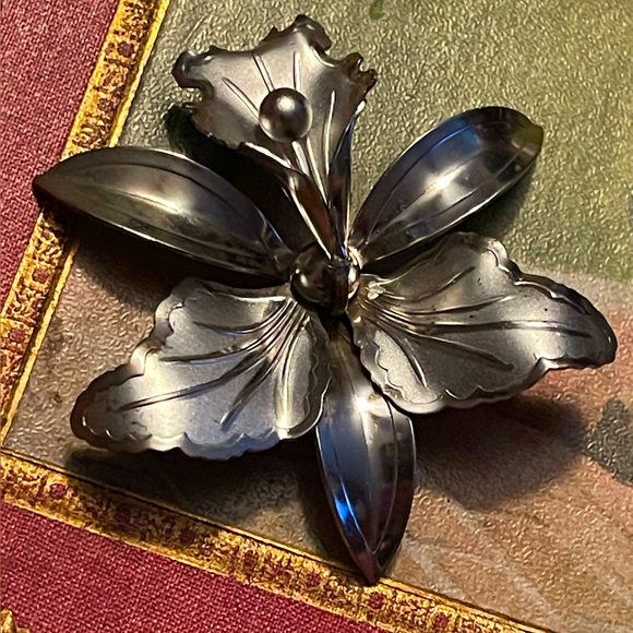 Jewelry - Vintage Art Nouveau Style Silver Tone large Lily Flower Brooch 🌺